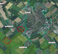 3.700 m2 ORNÁ PÔDA medzi Trnavou a Bielym Kostolom - Letecký pohľad na poľnohospodárske a lesné pozemky v oblasti Hrnčiaroviec nad Parnou.