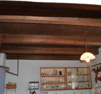 Chalúpka schúlená v okolitých ovocných sadoch! - Drevený trámový strop a kuchynská výzdoba v rodinnom dome.