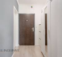 ALL INCLUSIVE REAL I KRÁSNY 2 IZBOVÝ BYT S BALKÓNOM GALANTA WEST - Vstupná chodba v 2-izbovom byte s bielou skriňou a tmavými dverami.