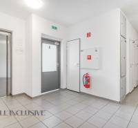 ALL INCLUSIVE REAL I KRÁSNY 2 IZBOVÝ BYT S BALKÓNOM GALANTA WEST - Chodba s výťahom a núdzovým východom v 2-izbovom byte.