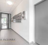 ALL INCLUSIVE REAL I KRÁSNY 2 IZBOVÝ BYT S BALKÓNOM GALANTA WEST - Chodba s poštovými schránkami a dverami v 2-izbovom byte, svetlá atmosféra.