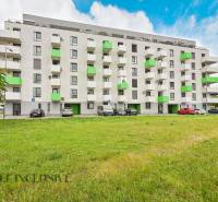 ALL INCLUSIVE REAL I KRÁSNY 2 IZBOVÝ BYT S BALKÓNOM GALANTA WEST - Budova s farebnými balkónmi, parkoviskom a zeleňou v Galante pri ulici Sereď.