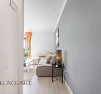 ALL INCLUSIVE REAL I KRÁSNY 2 IZBOVÝ BYT S BALKÓNOM GALANTA WEST - Obývacia izba v 2-izbovom byte s dekoratívnou lampou a pohovkou.