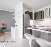 ALL INCLUSIVE REAL I KRÁSNY 2 IZBOVÝ BYT S BALKÓNOM GALANTA WEST - Kuchyňa v 2-izbovom byte s ostrovčekom, otvorená na obývačku so sivou stenou.