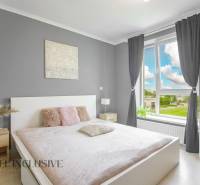 ALL INCLUSIVE REAL I KRÁSNY 2 IZBOVÝ BYT S BALKÓNOM GALANTA WEST - Svetlá spálňa v 2-izbovom byte s veľkým oknom a jemnou dekoráciou.
