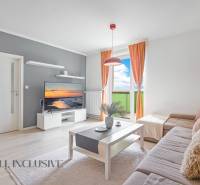 ALL INCLUSIVE REAL I KRÁSNY 2 IZBOVÝ BYT S BALKÓNOM GALANTA WEST - Svetlá obývacia izba v 2-izbovom byte s balkónom a pohodlnou sedačkou.