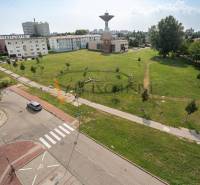 ALL INCLUSIVE REAL I KRÁSNY 2 IZBOVÝ BYT S BALKÓNOM GALANTA WEST - Pohľad z výšky na zeleň v meste Sereď, blízko ulice Galanta.