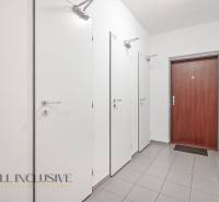 ALL INCLUSIVE REAL I KRÁSNY 2 IZBOVÝ BYT S BALKÓNOM GALANTA WEST - Chodba so štyrmi dverami a modernými dlaždicami v 2-izbovom byte.
