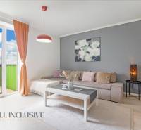 ALL INCLUSIVE REAL I KRÁSNY 2 IZBOVÝ BYT S BALKÓNOM GALANTA WEST - Obývacia izba v 2-izbovom byte s pohovkou, stolíkom a balkónom.