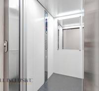ALL INCLUSIVE REAL I KRÁSNY 2 IZBOVÝ BYT S BALKÓNOM GALANTA WEST - Interiér výťahu s osvetlením a ovládacím panelom v 2-izbovom byte.