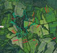 Kameňany – 6.600 m2 ORNÁ PÔDA a LES  - Letecká snímka poľnohospodárskych a lesných pozemkov v okolí Kamenian zobrazuje krajinné plánovanie.