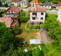 Na predaj Rodinný dom Drietoma – pozemok 745 m2  - Záber na rodinný dom v Drietome obklopený záhradou a stromami.