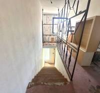 Na predaj Rodinný dom Drietoma – pozemok 745 m2  - Schodisko s kovovým zábradlím v rodinnom dome, vedúce do suterénu.