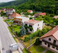 Na predaj Rodinný dom Drietoma – pozemok 745 m2  - Rodinný dom v Drietome obklopený zeleňou a susednými budovami pri hlavnej ceste.
