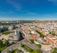 SKY PARK 2-izbový zariadený byt, KLÍMA, LODŽIA, PARKING - Letecký pohľad na Bratislavu, s dominantným Mostom SNP, ulice a budovy.