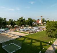 SKY PARK 2-izbový zariadený byt, KLÍMA, LODŽIA, PARKING - Na ulici Továrenská, pri rieke, športové areály a relaxačné zóny v prírode.