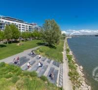 SKY PARK 2-izbový zariadený byt, KLÍMA, LODŽIA, PARKING - Na Továrenskej ulici, rieka, lavičky, obytné domy, peší chodník, zelená tráva, 2-izbový byt.