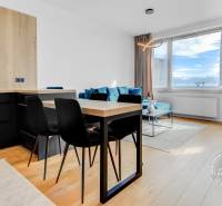 SKY PARK 2-izbový zariadený byt, KLÍMA, LODŽIA, PARKING - Obývacia izba spojená s kuchyňou, svetlý nábytok na ulici Továrenská, 2-izbový byt.