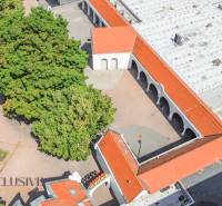 NA PRENÁJOM OBCHODNÝ PRIESTOR V CENTRE,DUNAJSKÁ STREDA - Letecký pohľad na obchodné priestory s červenými strechami, zeleňou a stromami v Dunajskej Strede.