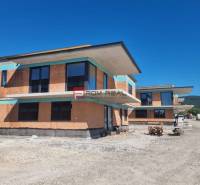 Predaj: 3-i byt so záhradou v projekte PRI KAPLNKE – Dubová - Novostavba s modernou architektúrou vo výstavbe v Dubovej, obklopená priestranným prírodným prostredím.