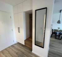 Prenájom 2-izb bytu Bory, NOVOSTAVBA,Bratislava-Mateja Encigera - Predsieň 2-izbového bytu so skriňami, zrkadlom a pohľadom na jedálenský priestor.