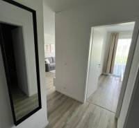 Prenájom 2-izb bytu Bory, NOVOSTAVBA,Bratislava-Mateja Encigera - Chodba 2-izbového bytu s pohľadom na obývačku a zrkadlom.