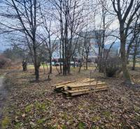 Stavebný pozemok 1001 m2 - Jesenná krajina s drevami a stromami v Horných Orešanoch, Majdane, na pozemku - bývanie.