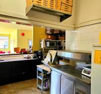 Predaj/odstúpenie zabehnutej gastro prevádzky s kuchyňou, Bratislava 2 - Gastro priestory s kuchynským zariadením a pizza krabicami, ideálne pre reštauračné podnikanie.