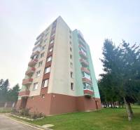 NA PRENÁJOM GARSÓNKA s BALKÓNOM, SENICA, ŠTEFÁNIKOVA UL. - Bytový dom na ulici Hollého v Senici, vhodný pre Garsónku, obklopený stromami.