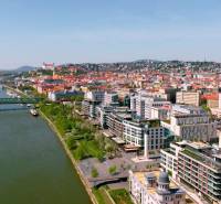  Prémiový 2-izbový byt v centre Bratislavy - Bratislava - Staré Mesto ponúka pohľad na budovy a most ponad rieku, Pribinova.