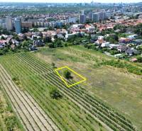 Stavebný pozemok 545m2 | Fongy - Rača - Letecký pohľad na pozemky na bývanie v Bratislave - Rači s výhľadom na mesto.
