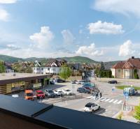 NA PRENÁJOM 1+KK byt, Košice - ALBELLI REZIDENCIA   - Pohľad z 1-izbového bytu na ulici Alvinczyho, ukazuje parkovisko, domy a kopce.