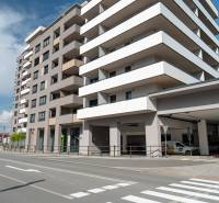 NA PRENÁJOM 1+KK byt, Košice - ALBELLI REZIDENCIA   - Moderná budova s balkónmi na ulici Alvinczyho, vhodná pre 1-izbový byt.