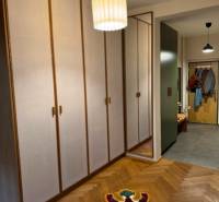 Prenájom 4izb-byt, Bratislava-Karlova Ves - Predsieň so vstavanou skriňou a zrkadlom v 4-izbovom byte.