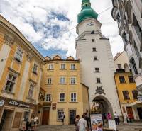 Unikátny 2i byt 53m2, s drevenými parketami v historickej budove  - Baštová ulica v Bratislave - Staré Mesto, historická architektúra a Michalská veža.