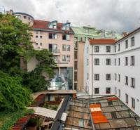 Unikátny 2i byt 53m2, s drevenými parketami v historickej budove  - Pohľad na budovy a vegetáciu vo dvore na Baštovej ulici, Bratislava - Staré Mesto.