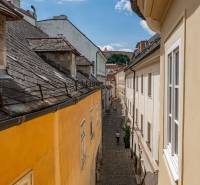 Unikátny 2i byt 53m2, s drevenými parketami v historickej budove  - Baštová ulica v Bratislave - Staré Mesto s výhľadom na historické budovy.