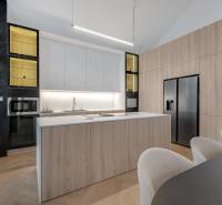 THE HOME ︱ PREDAJ - designový 5-izbový rodinný dom v Chorvátskom Grob - Kuchyňa v rodinnom dome s ostrovčekom, vstavanými spotrebičmi a svetlými drevenými povrchmi.