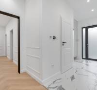 THE HOME ︱ PREDAJ - designový 5-izbový rodinný dom v Chorvátskom Grob - Svetlá predsieň s keramickou dlažbou, drevené parkety, dvere v rodinnom dome.