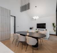 THE HOME ︱ PREDAJ - designový 5-izbový rodinný dom v Chorvátskom Grob - Jedáleň v rodinnom dome s oválnym stolom, pohodlnými stoličkami a televízorom na stene.