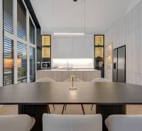 THE HOME ︱ PREDAJ - designový 5-izbový rodinný dom v Chorvátskom Grob - Kuchyňa v rodinnom dome s jedálenským stolom, svetlami a vstavanými spotrebičmi.