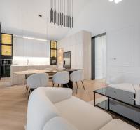 THE HOME ︱ PREDAJ - designový 5-izbový rodinný dom v Chorvátskom Grob - Obývacia izba s kuchyňou v rodinnom dome; priestranný interiér s pohodlným nábytkom.