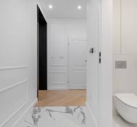 THE HOME ︱ PREDAJ - designový 5-izbový rodinný dom v Chorvátskom Grob - Interiér rodinného domu s bielymi stenami, drevenou podlahou a modernou toaletou.