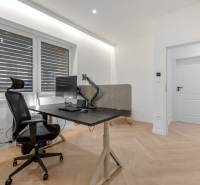 THE HOME ︱ PREDAJ - designový 5-izbový rodinný dom v Chorvátskom Grob - Pracovný kútik s písacím stolom, otočnou stoličkou a počítačom v rodinnom dome.