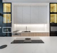 THE HOME ︱ PREDAJ - designový 5-izbový rodinný dom v Chorvátskom Grob - Kuchyňa v rodinnom dome s bielymi skrinkami, vstavanými spotrebičmi a osvetleným pozadím.