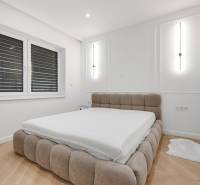 THE HOME ︱ PREDAJ - designový 5-izbový rodinný dom v Chorvátskom Grob - Spálňa v rodinnom dome s pohodlnou čalúnenou posteľou a drevenou podlahou.