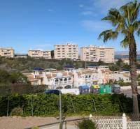 TORREVIEJA -  garsónka v Torreblanca, blízko mora s bazénom - Záber na obytné domy, stromy a kontajnery na ulici cl. Aquiles v Torrevieji.