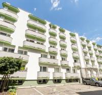 Krásna, dizajnová garsónka 21m2, s balkónom, pri jazere Štrkovec - Budova s balkónmi a parkoviskom na Ondavskej v Bratislave-Ružinove.