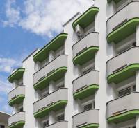 Krásna, dizajnová garsónka 21m2, s balkónom, pri jazere Štrkovec - Fasáda budovy s balkónmi na ulici Ondavská, Bratislava - Ružinov.
