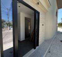 Ksamil – luxusné zariadené apartmány v Maledivách Európy - Vstup do Rekreačného apartmánu v Ksamil má presklené dvere a svetlý interiér.